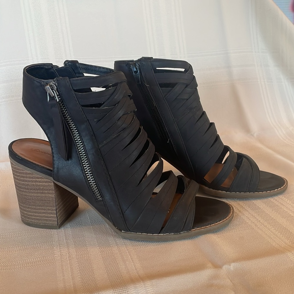 Universal Thread Black Cage Side Zip Booties w/Chunky Block Heel - Size 8.5 Wide